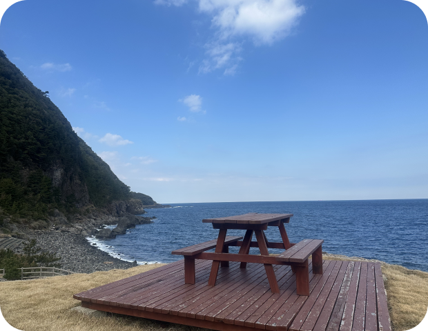 海を見渡せるデッキの写真