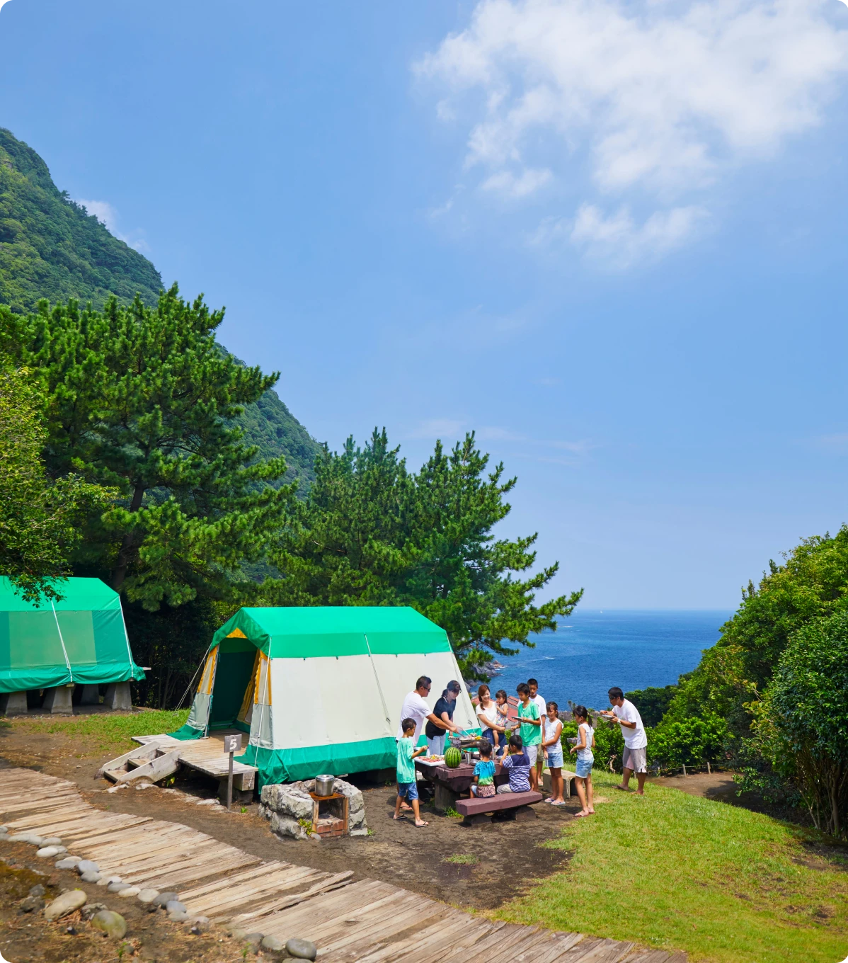 家族がキャンプしているメインビジュアル